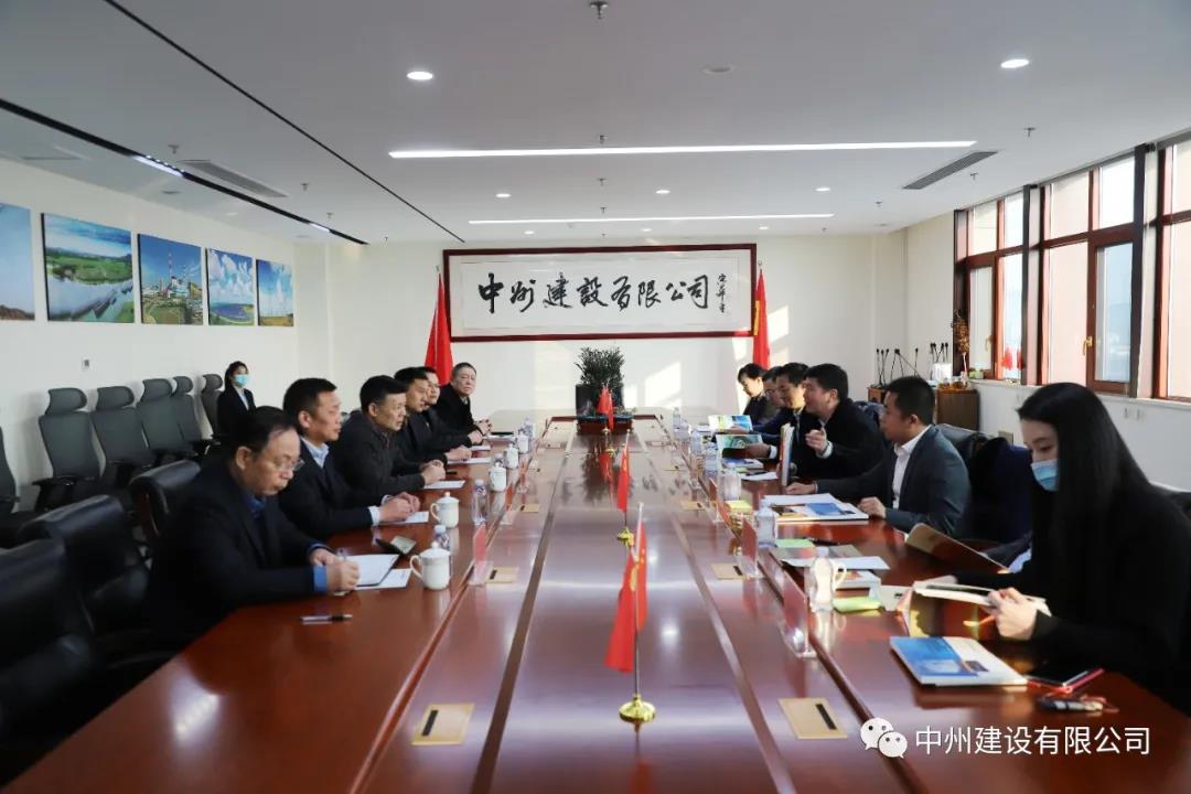大唐河南清潔能源有限責(zé)任公司總經(jīng)理王永民、金風(fēng)科技集團(tuán)國(guó)內(nèi)營(yíng)銷(xiāo)中心副總經(jīng)理韓明剛一行到我司參觀考察